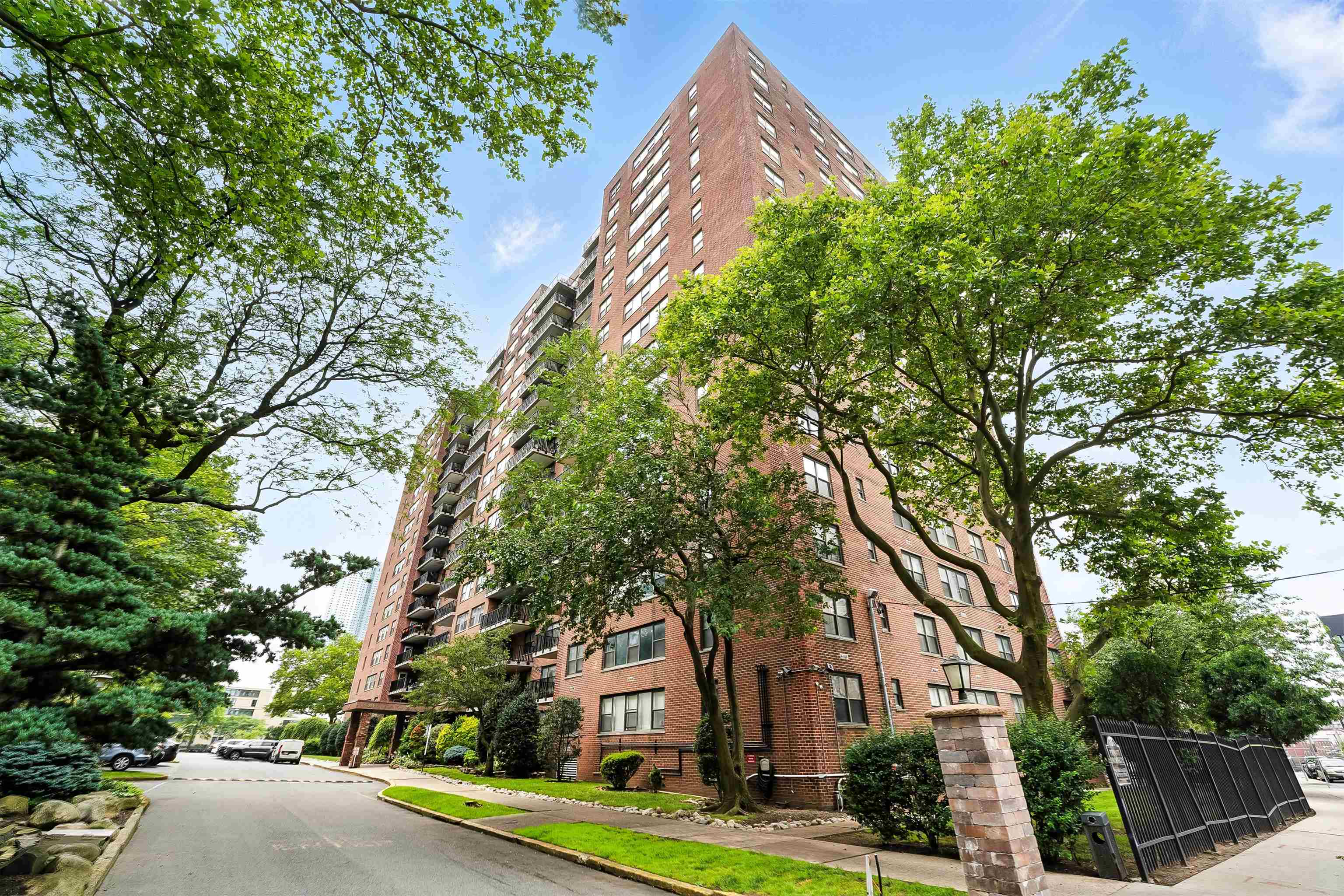 225 ST PAULS AVE Unit: 8L