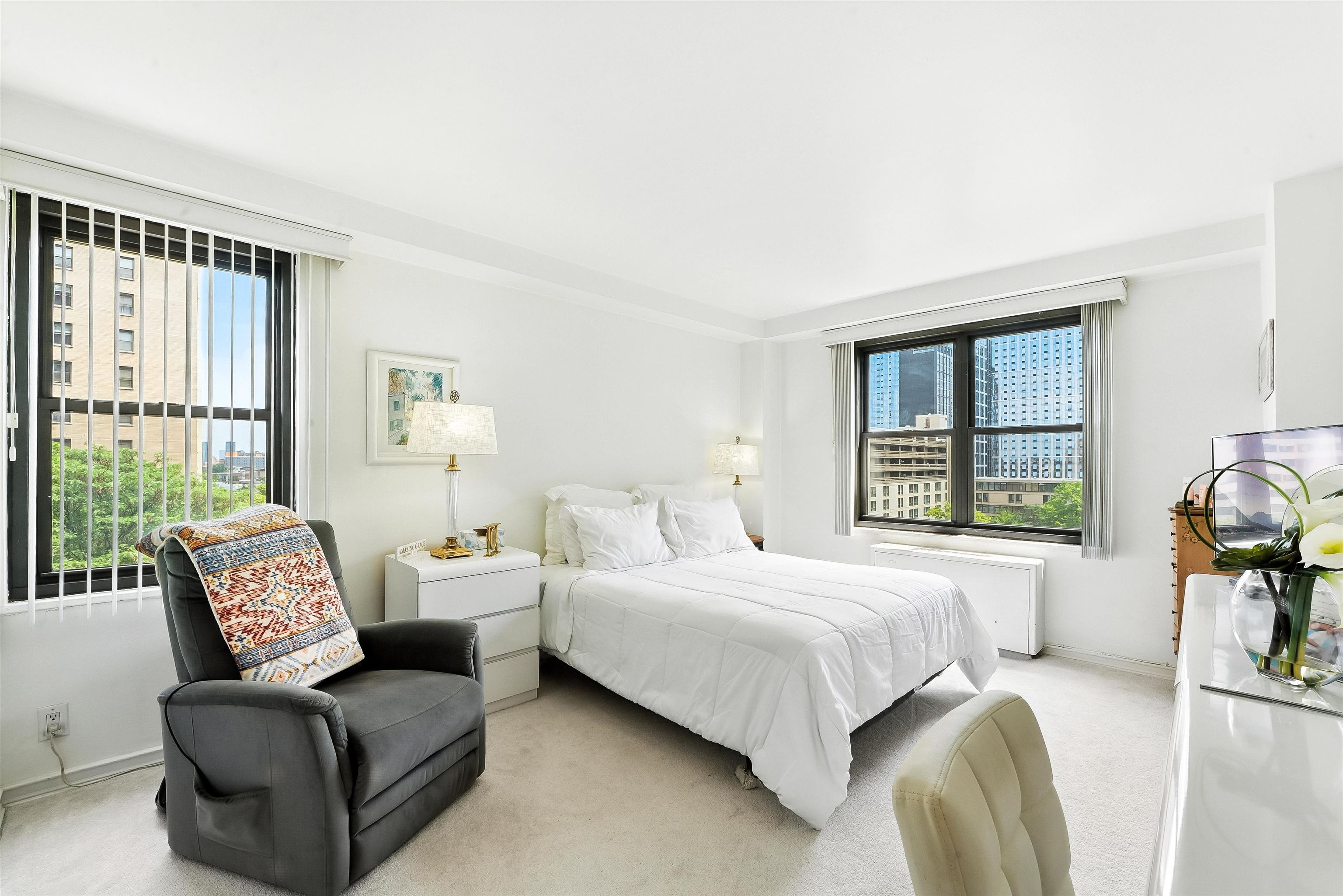 225 ST PAULS AVE Unit: 8L