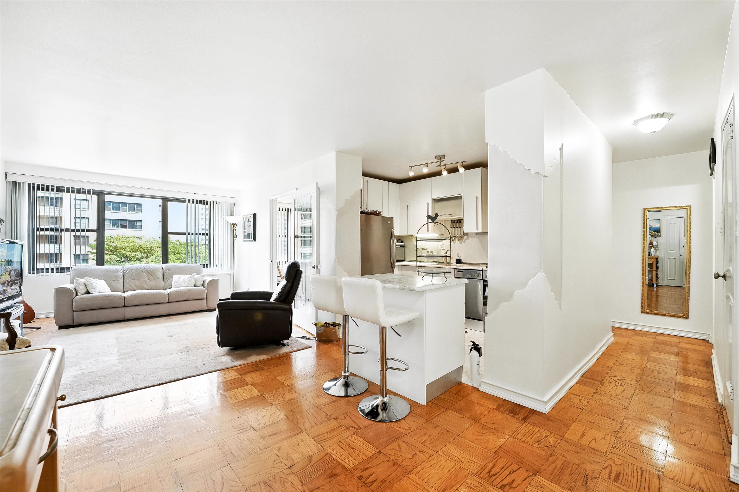 225 ST PAULS AVE Unit: 8L