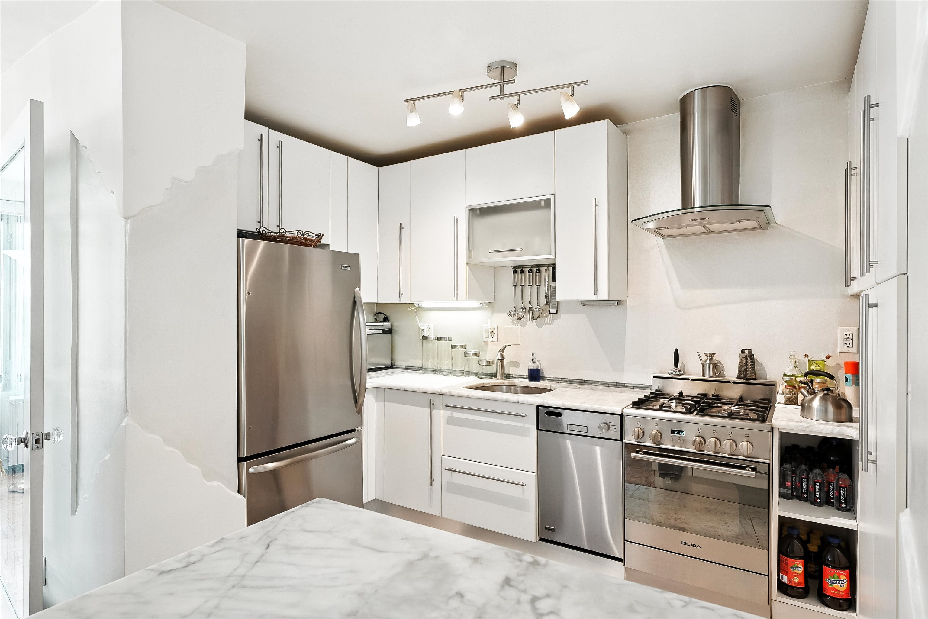 225 ST PAULS AVE Unit: 8L