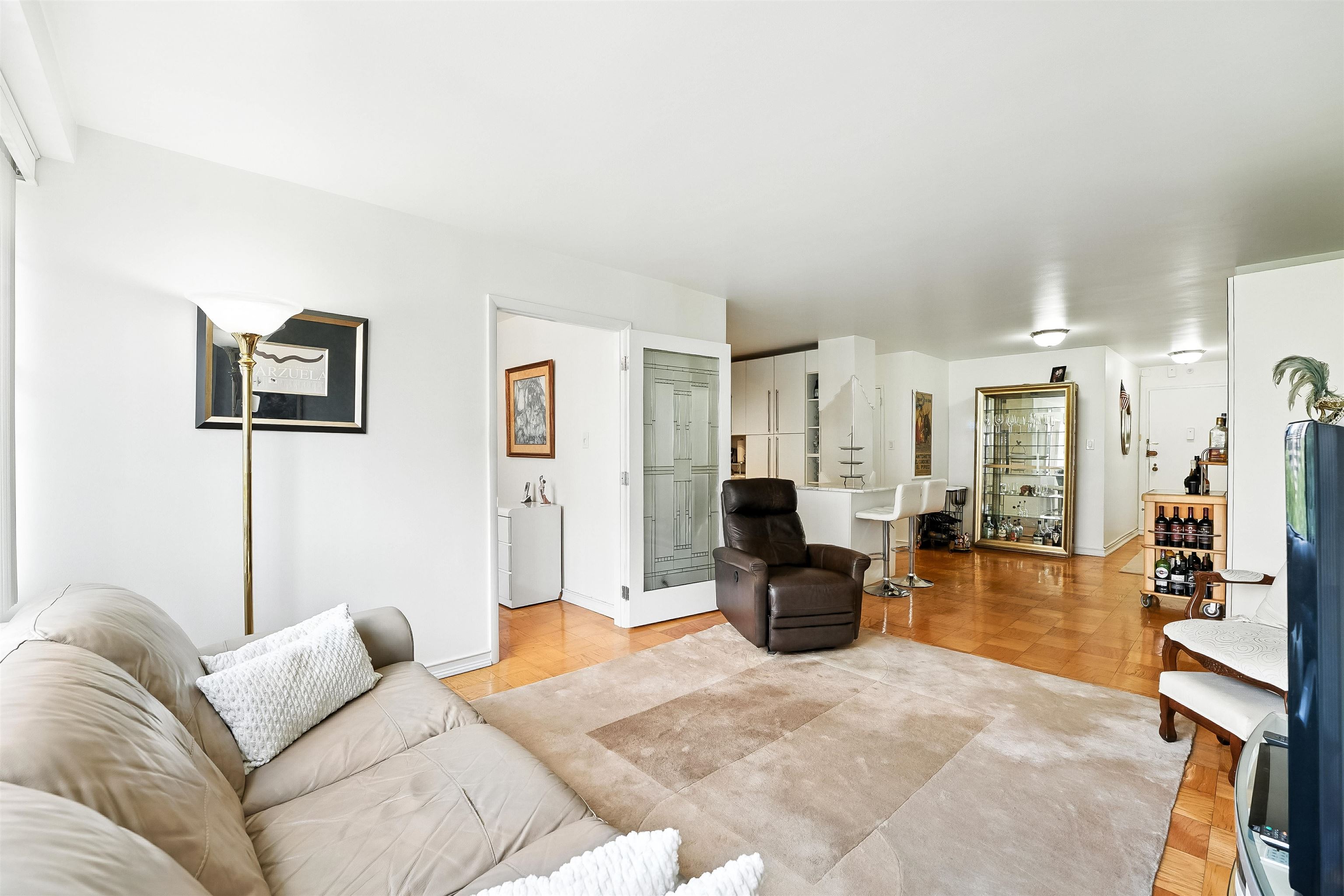 225 ST PAULS AVE Unit: 8L