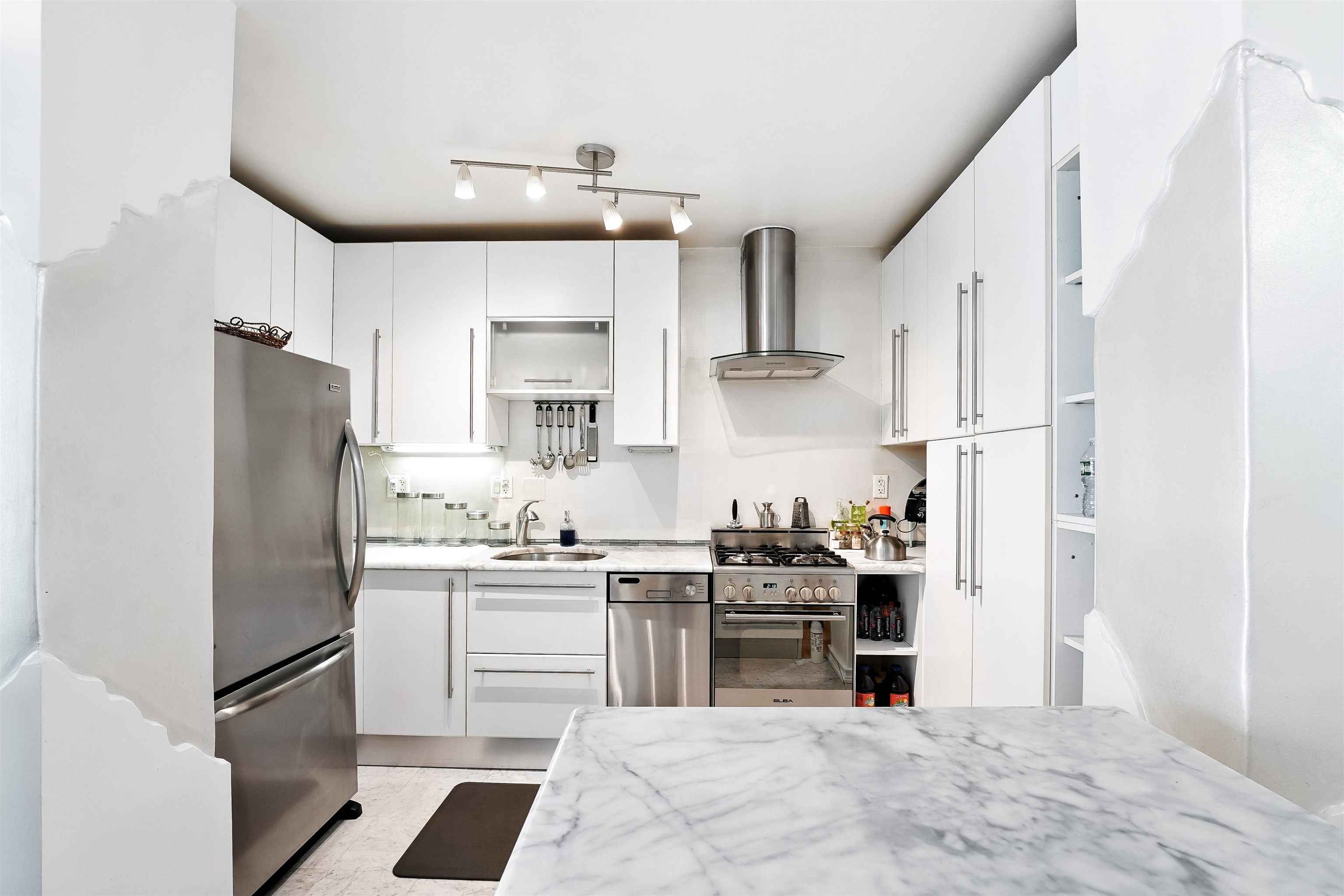 225 ST PAULS AVE Unit: 8L