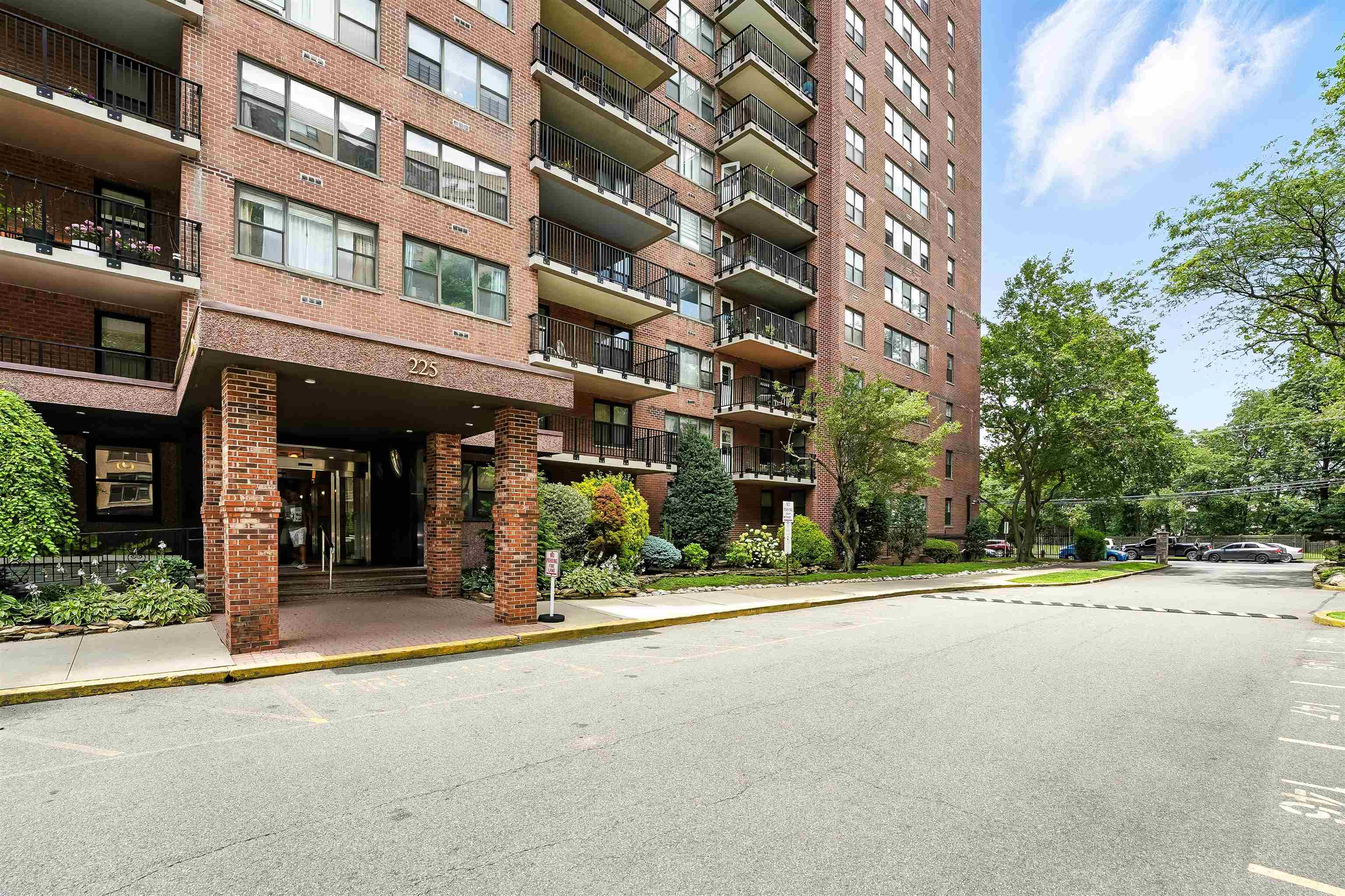 225 ST PAULS AVE Unit: 8L
