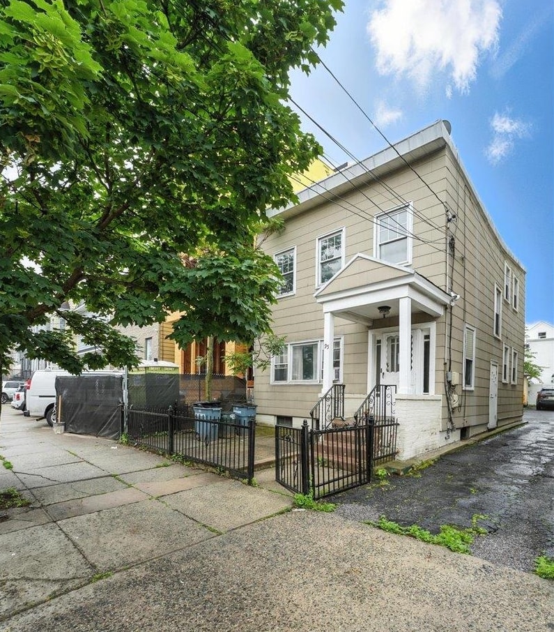 95 ZABRISKIE ST Unit: 2