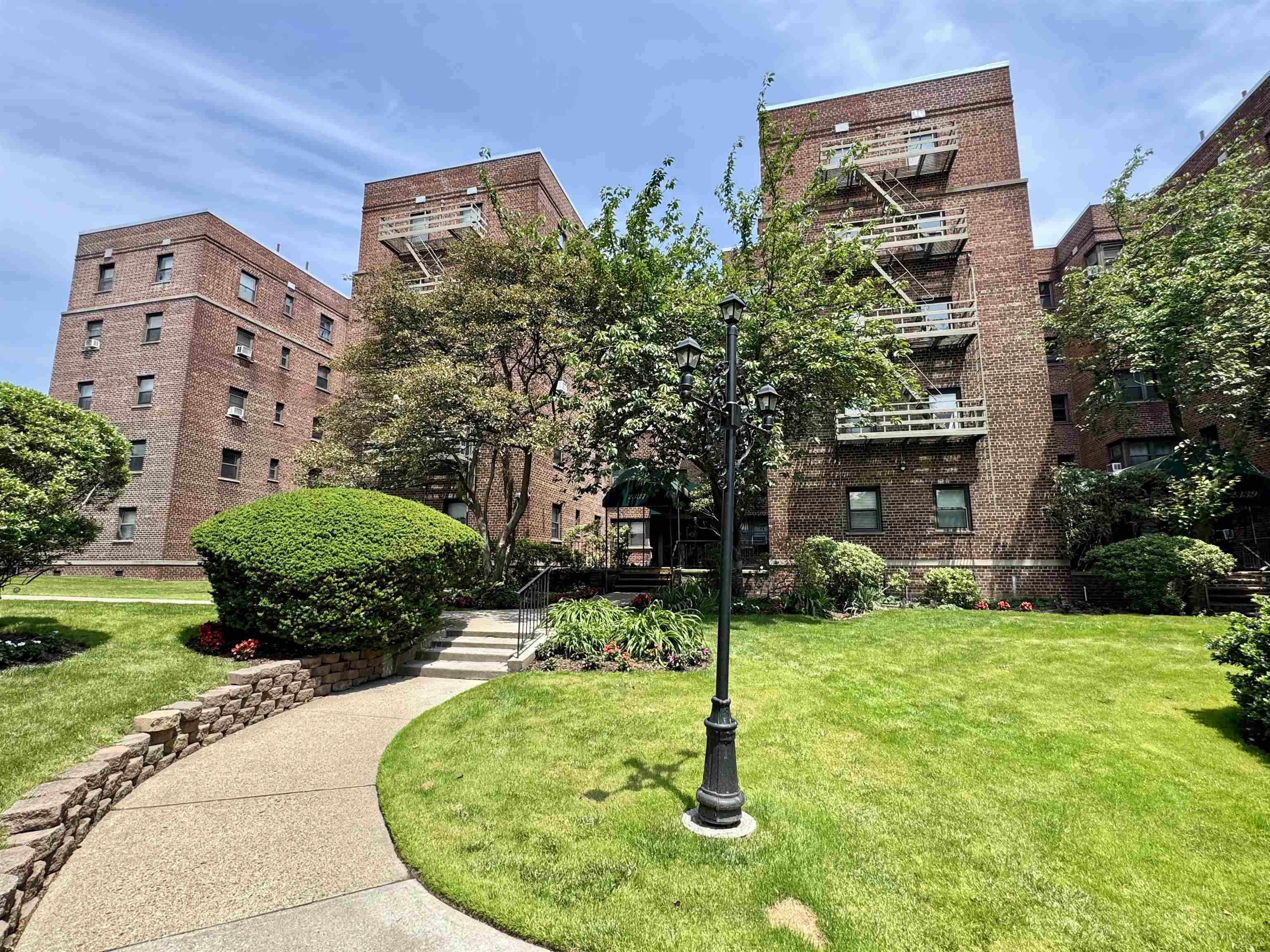 2337 HUDSON TERRACE Unit: B10