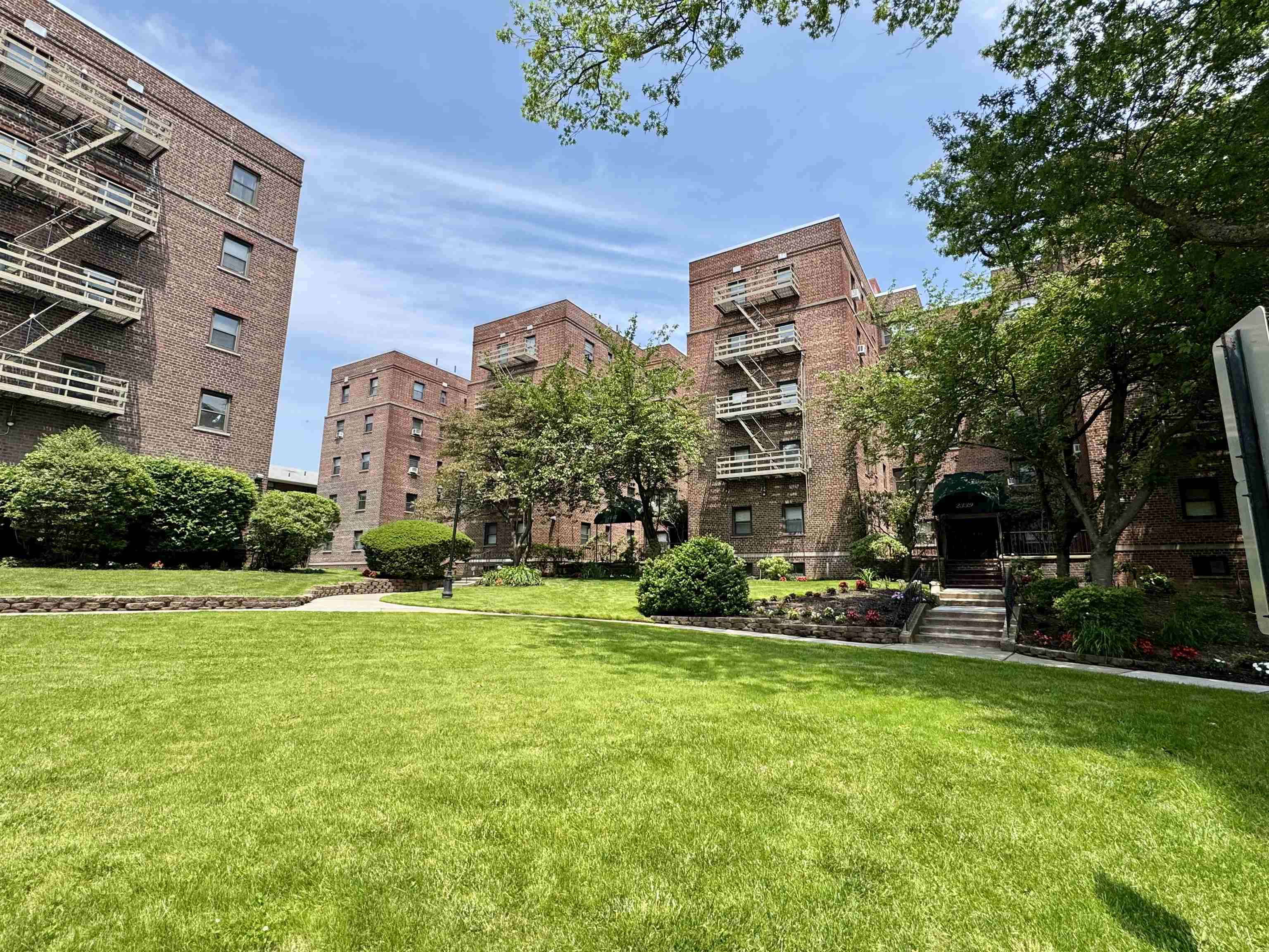 2337 HUDSON TERRACE Unit: B10