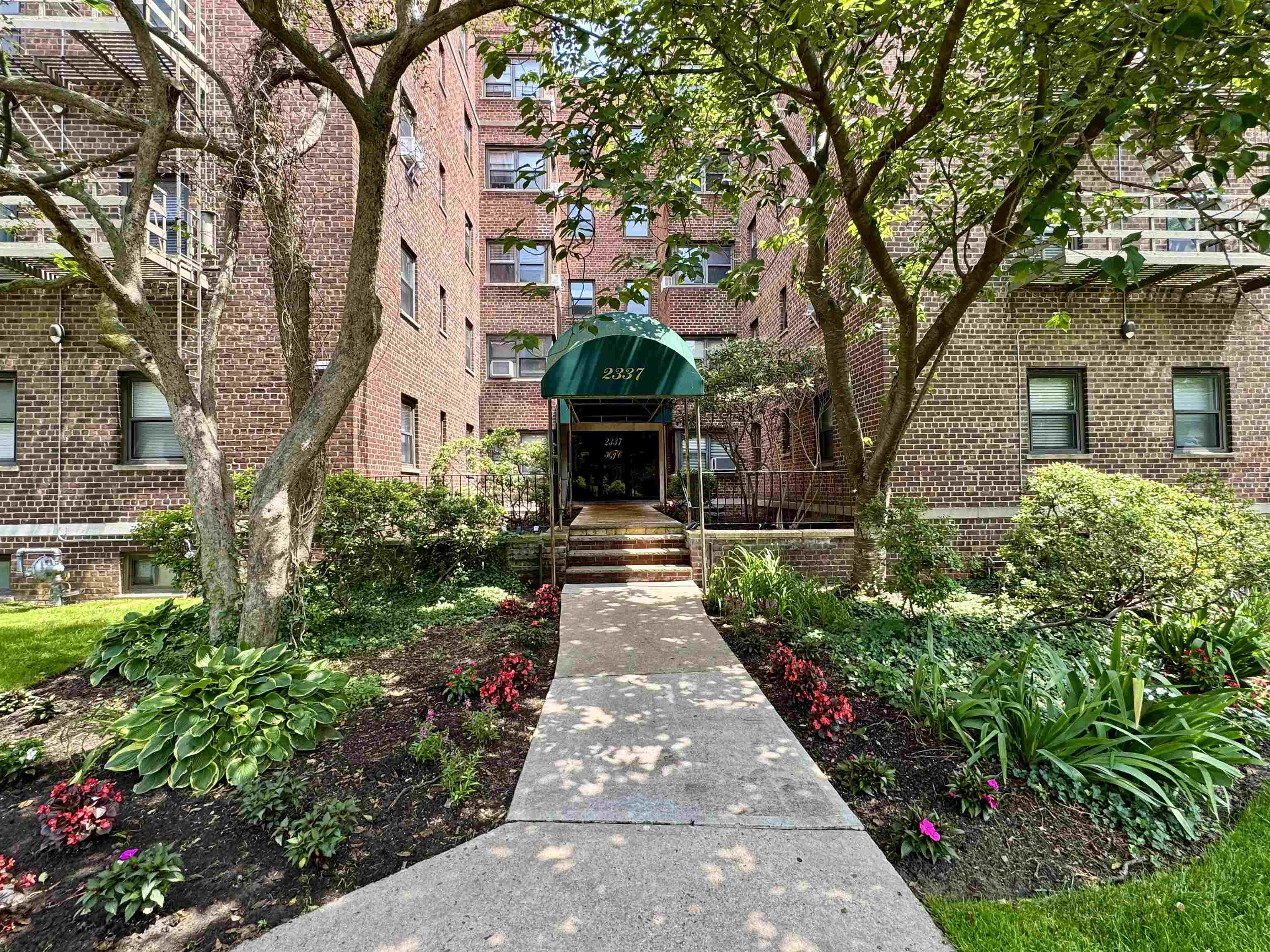 2337 HUDSON TERRACE Unit: B10