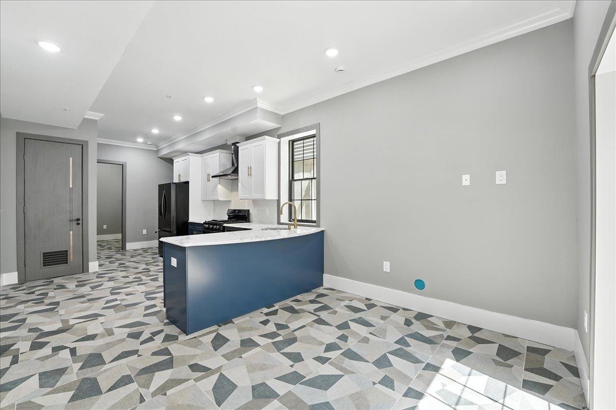 24 ROMAINE AVE Unit: 1A