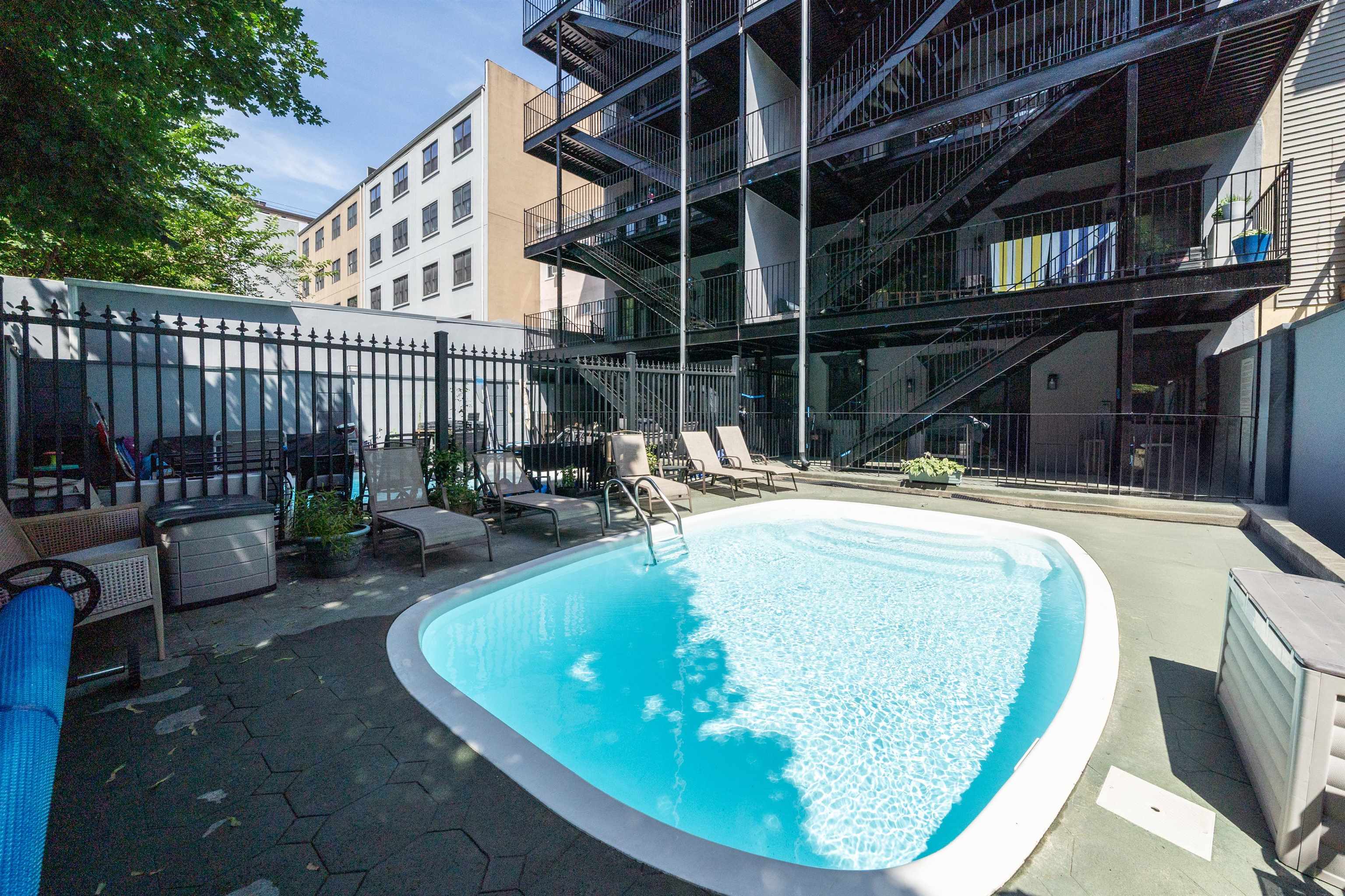 208 JACKSON AVE Unit: 3