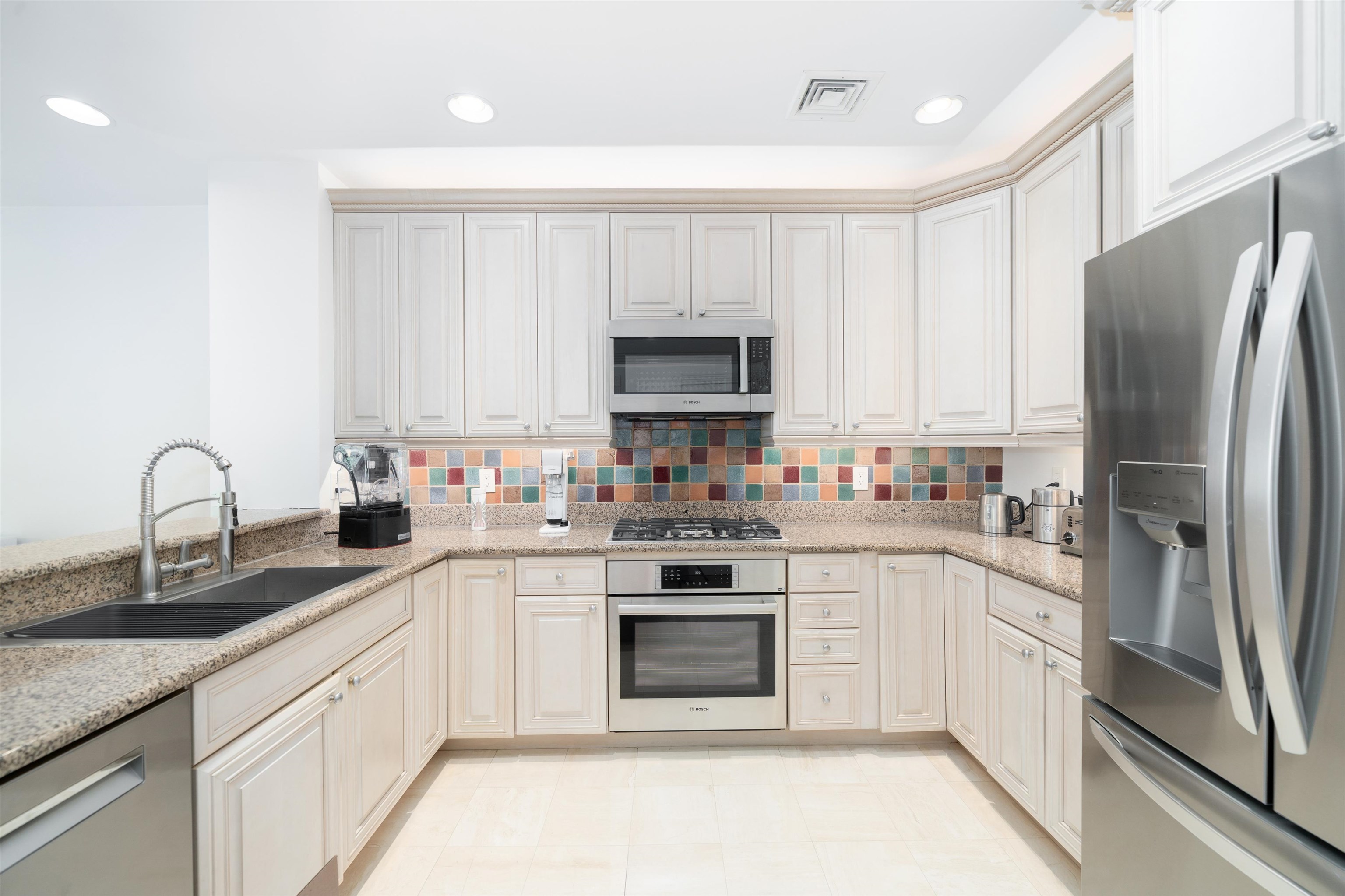 208 JACKSON AVE Unit: 3