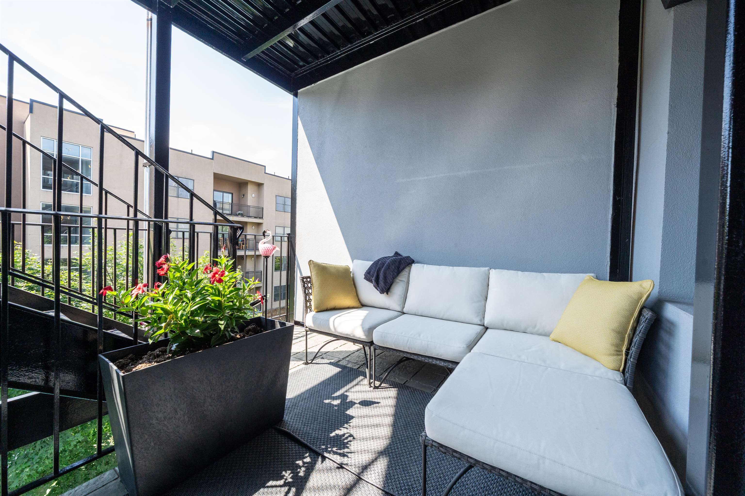 208 JACKSON AVE Unit: 3