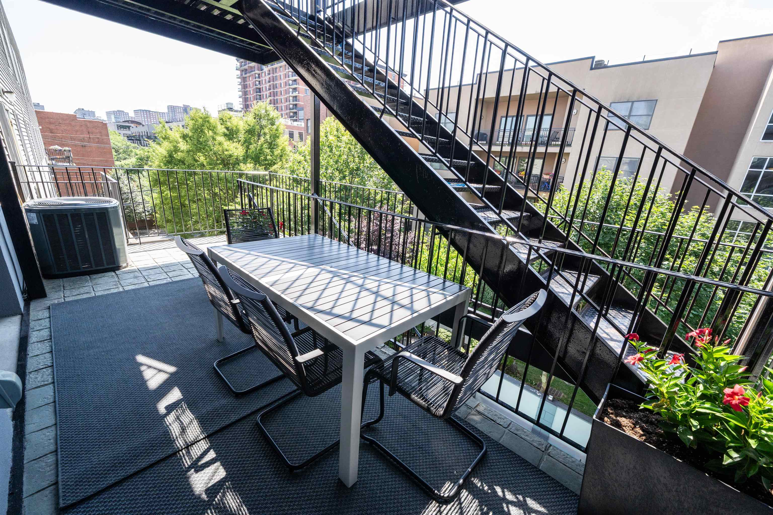 208 JACKSON AVE Unit: 3