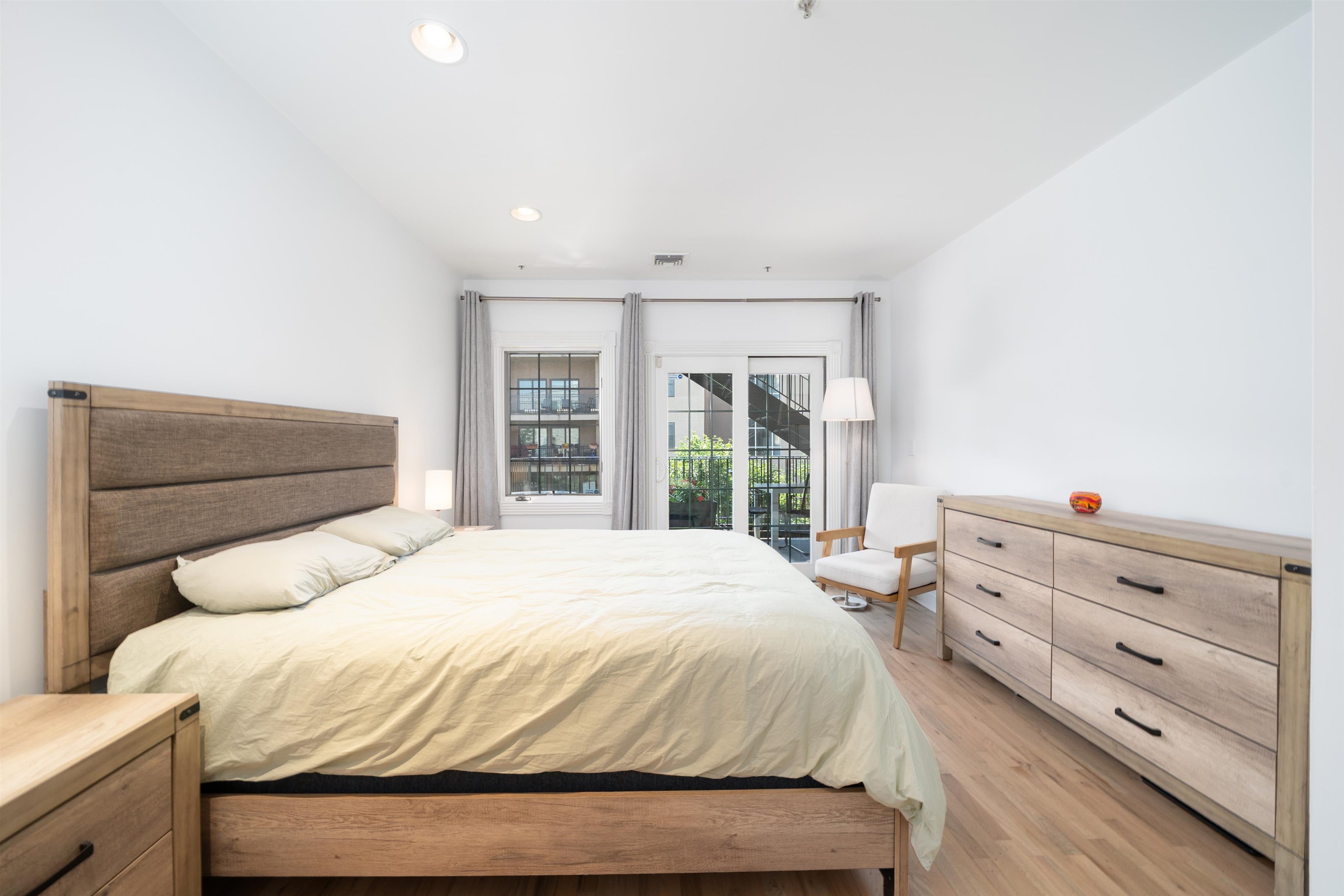 208 JACKSON AVE Unit: 3