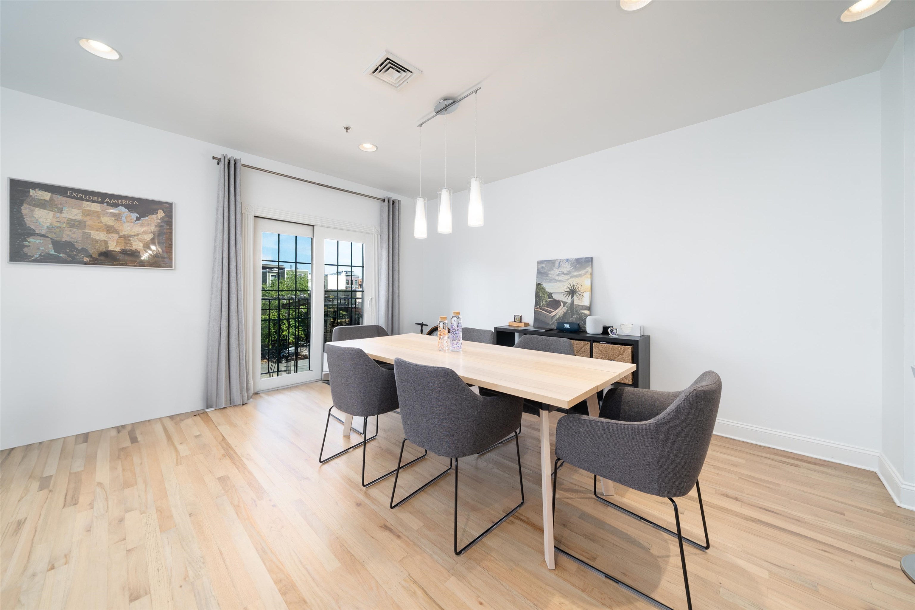 208 JACKSON AVE Unit: 3