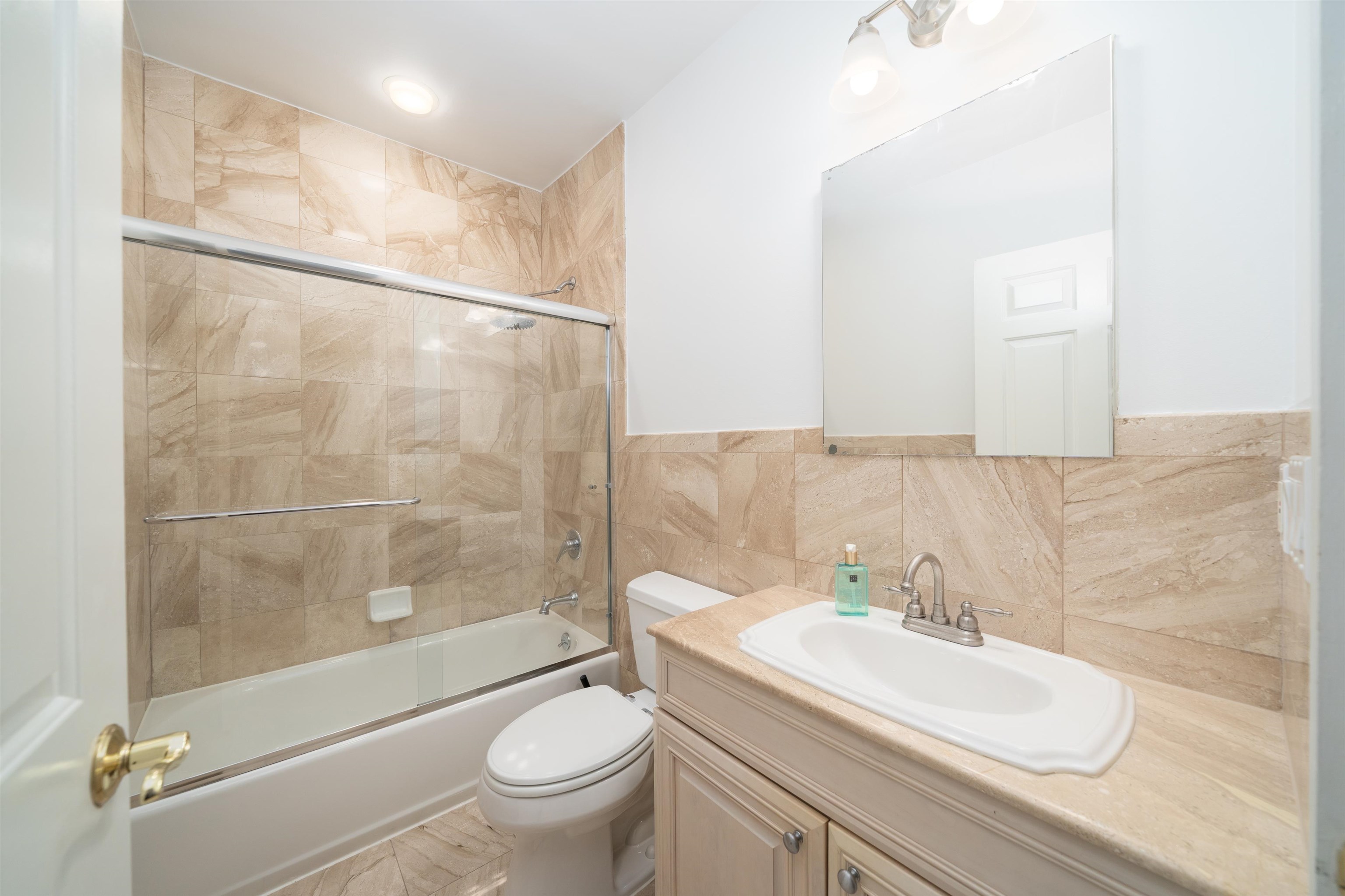 208 JACKSON AVE Unit: 3