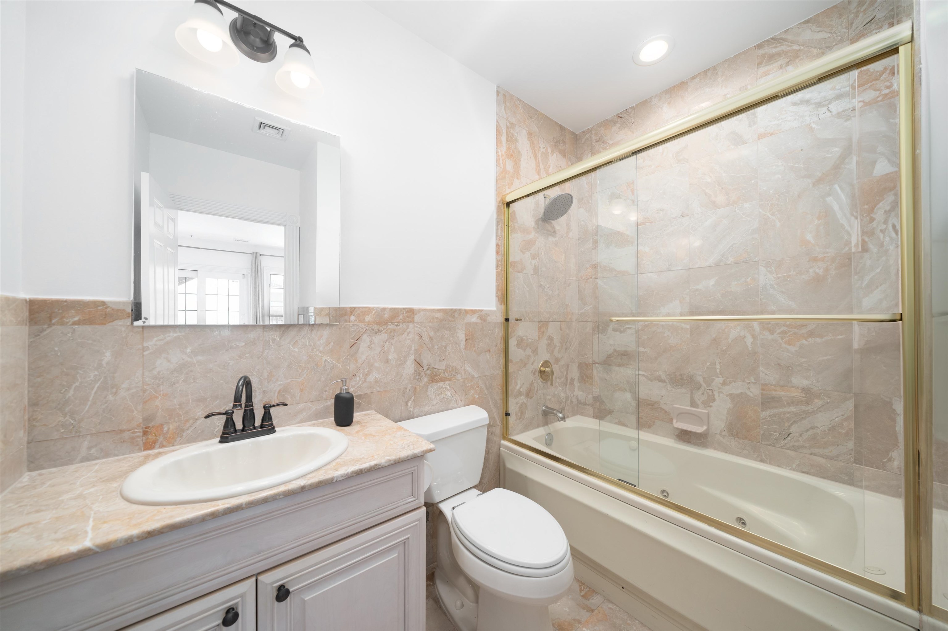 208 JACKSON AVE Unit: 3