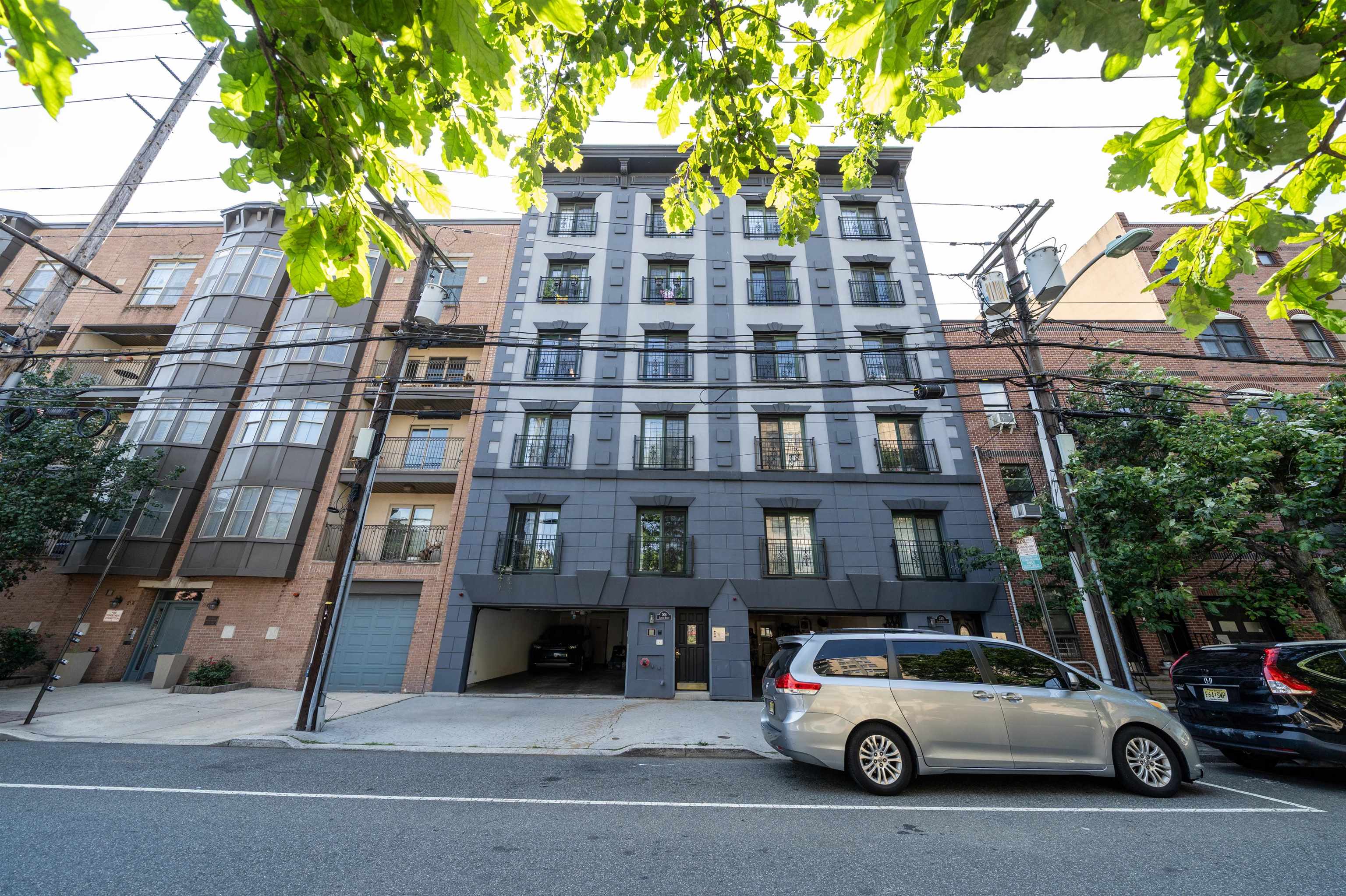 208 JACKSON AVE Unit: 3