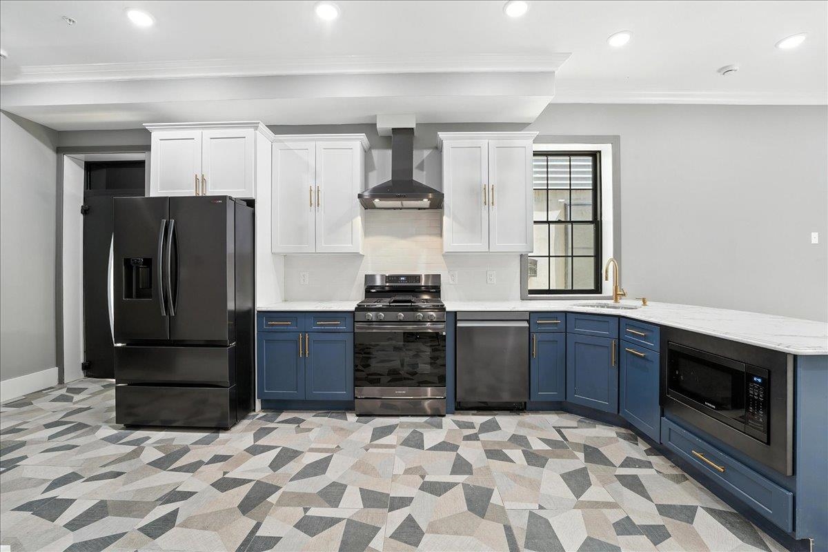 24 ROMAINE AVE Unit: A1