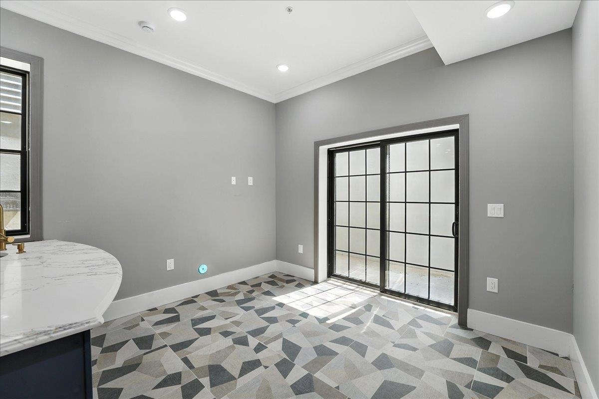 24 ROMAINE AVE Unit: A1
