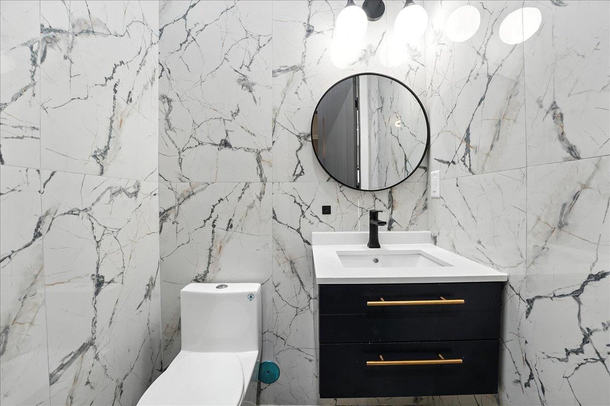 24 ROMAINE AVE Unit: A1