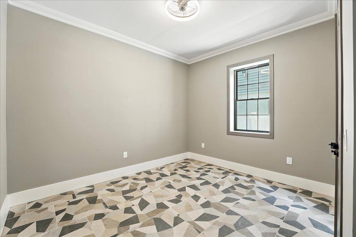 24 ROMAINE AVE Unit: A1