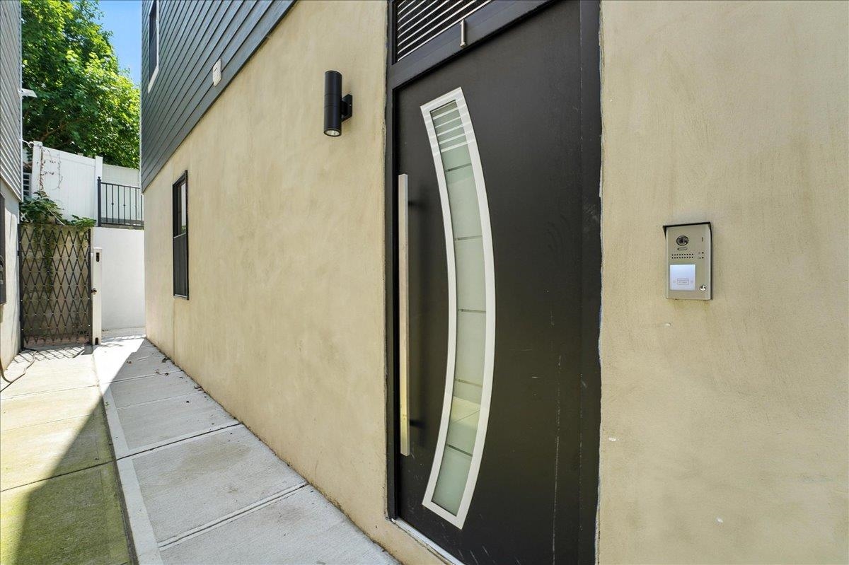 24 ROMAINE AVE Unit: A1