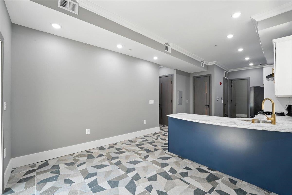 24 ROMAINE AVE Unit: A1