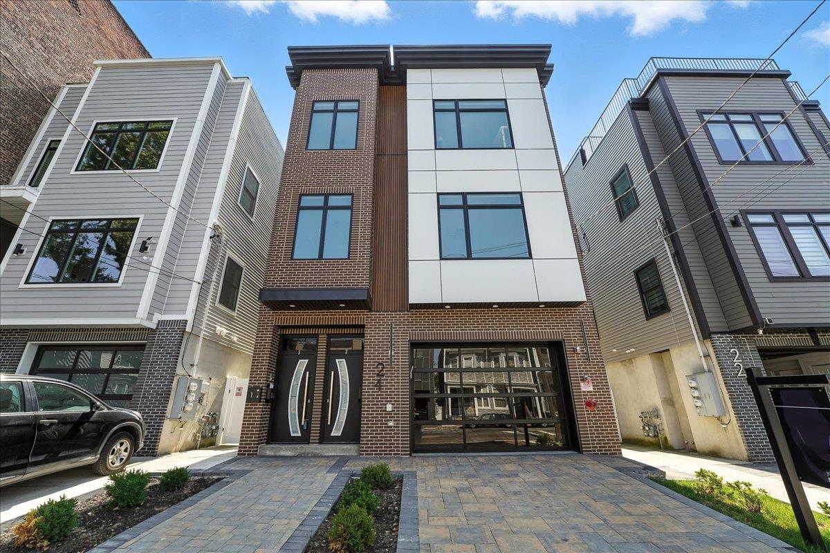 24 ROMAINE AVE Unit: A1