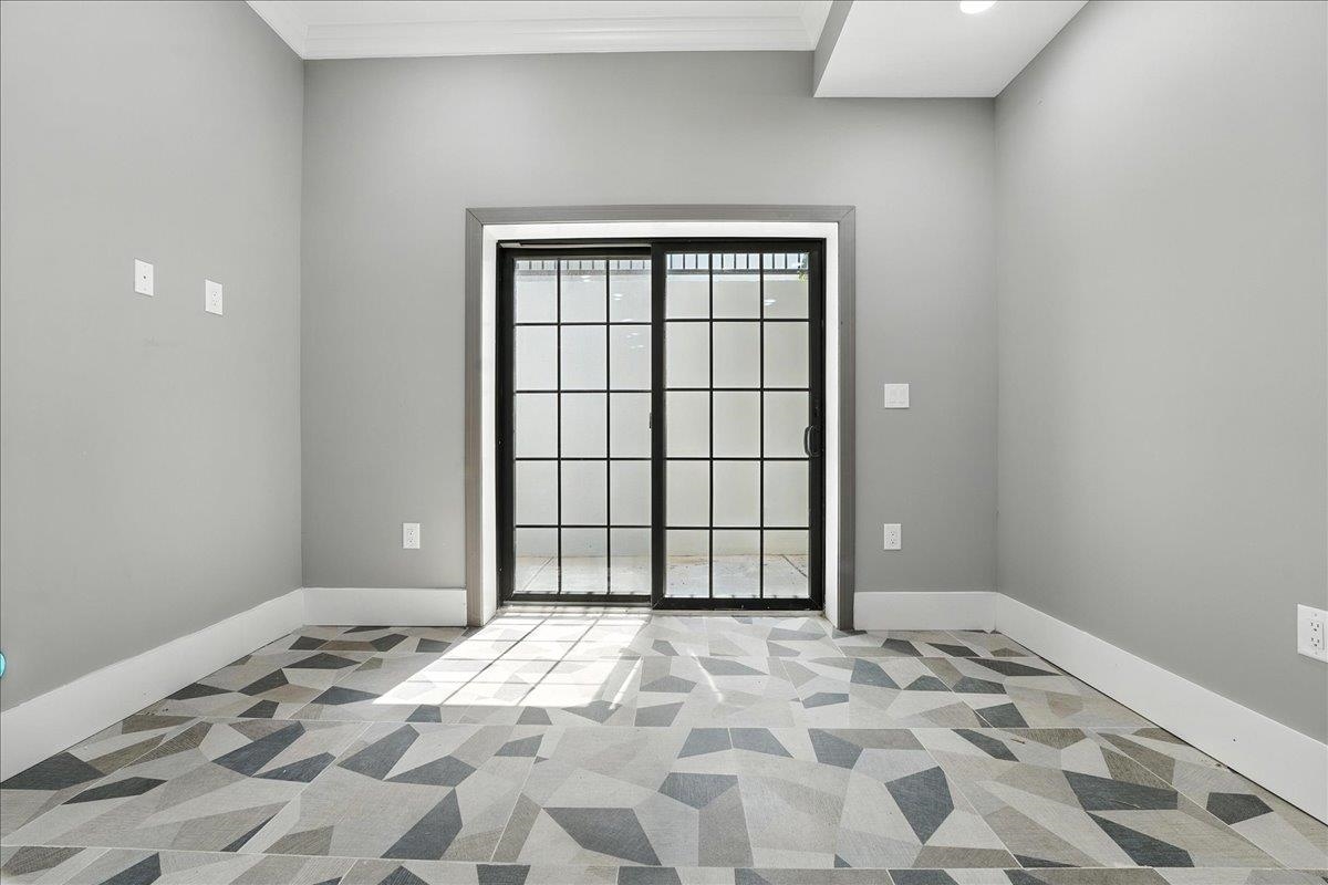 24 ROMAINE AVE Unit: A1