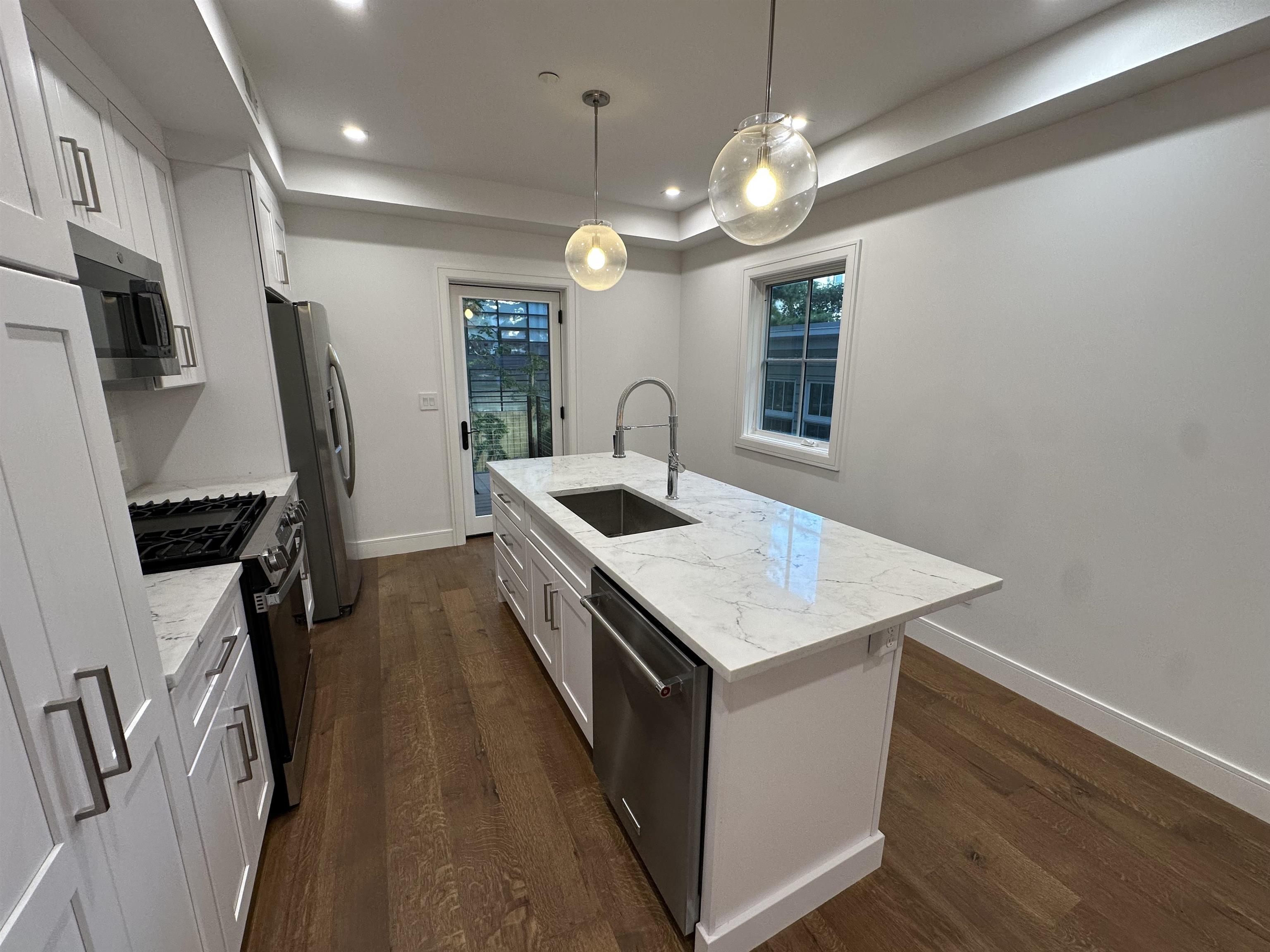712 HUDSON ST Unit: 1