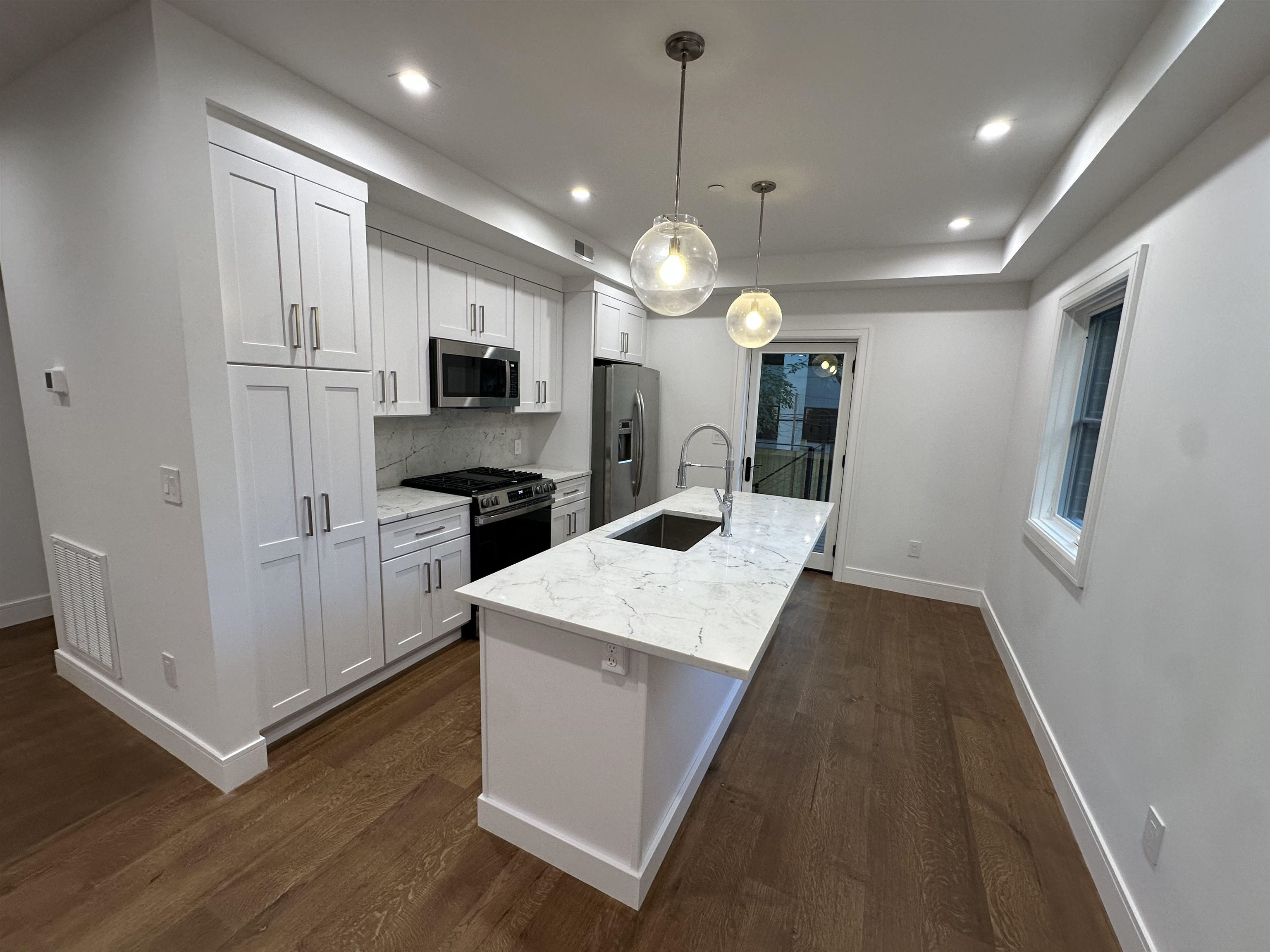 712 HUDSON ST Unit: 1