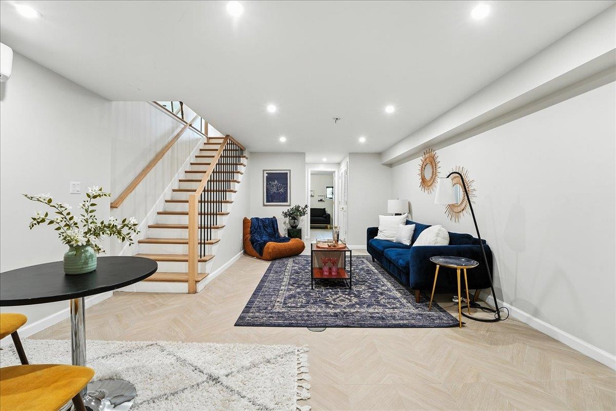 366 7TH ST Unit: 1