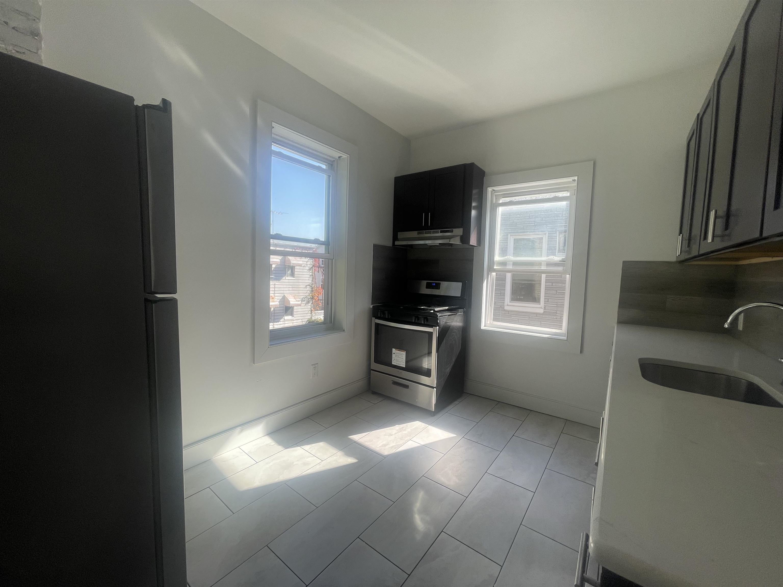 18 WARNER AVE Unit: 2