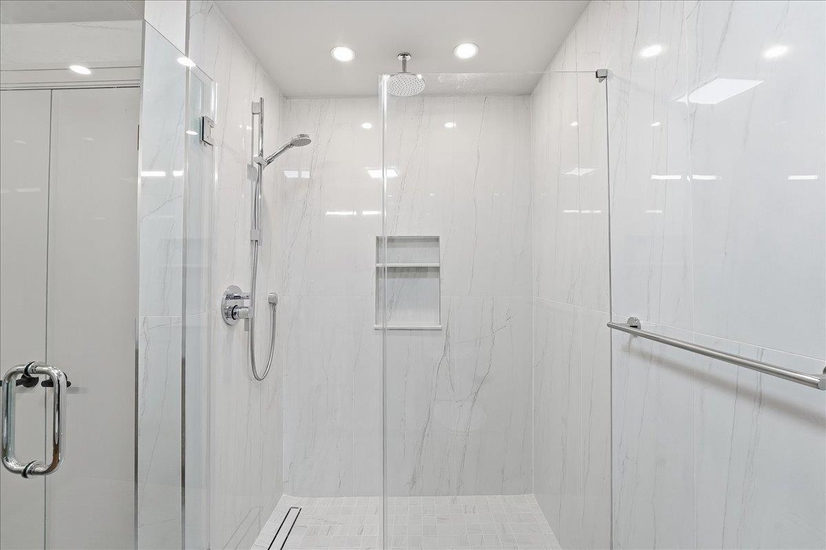 921 MADISON ST Unit: 605