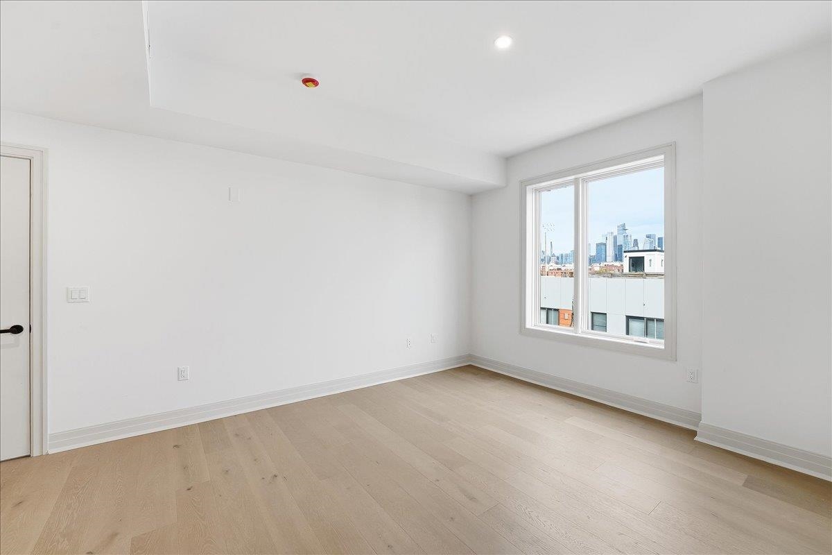 921 MADISON ST Unit: 605