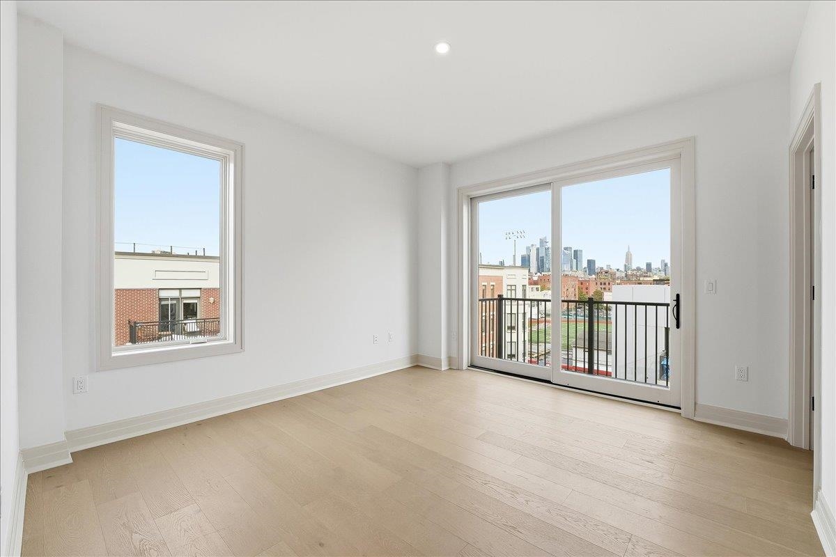 921 MADISON ST Unit: 605