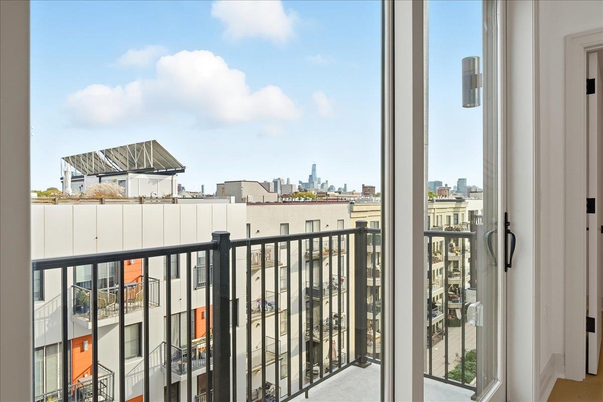 921 MADISON ST Unit: 605