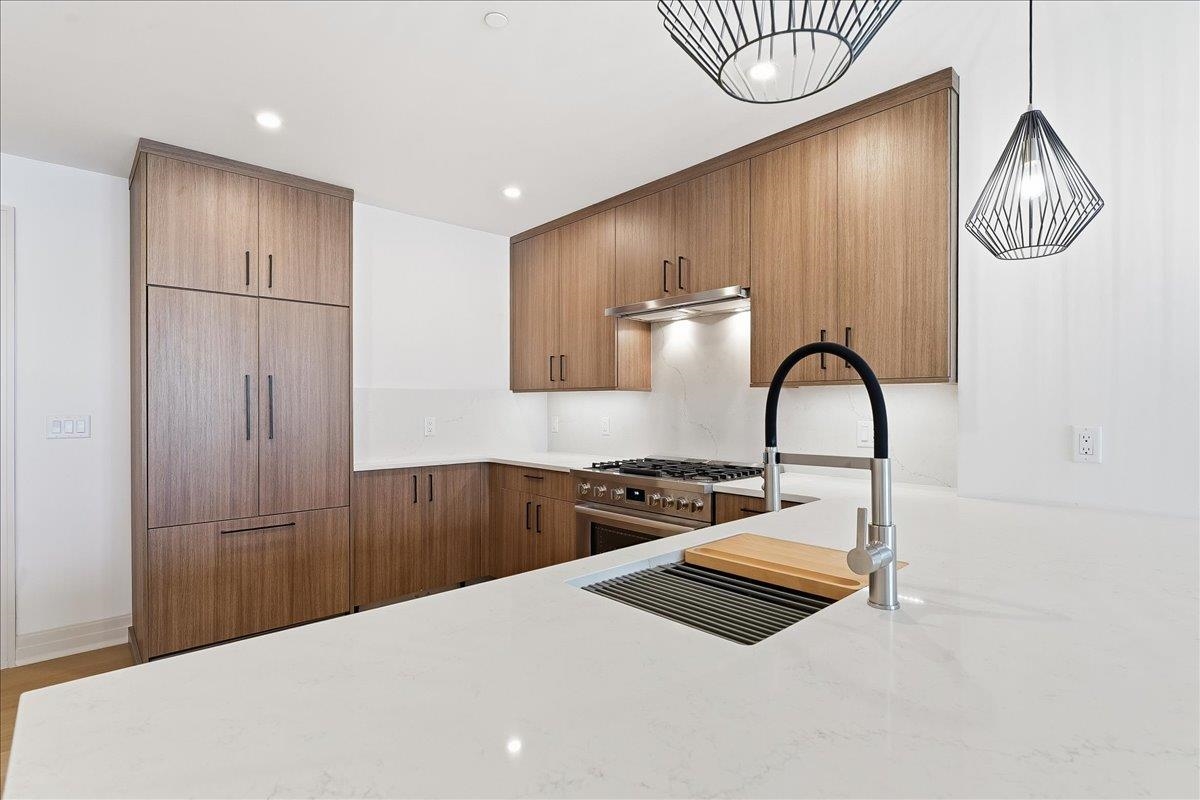 921 MADISON ST Unit: 605