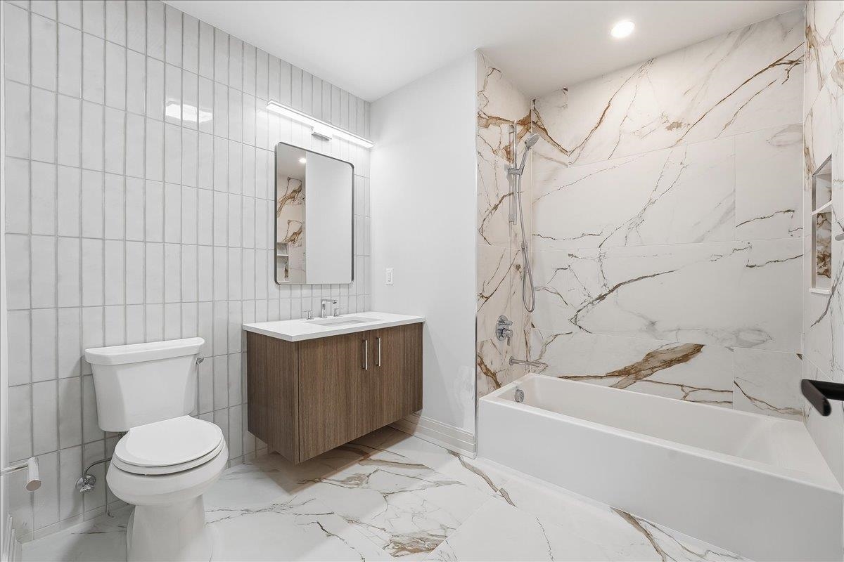 921 MADISON ST Unit: 605