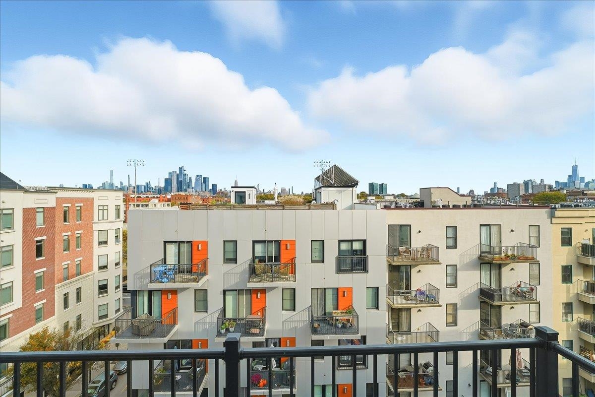 921 MADISON ST Unit: 605