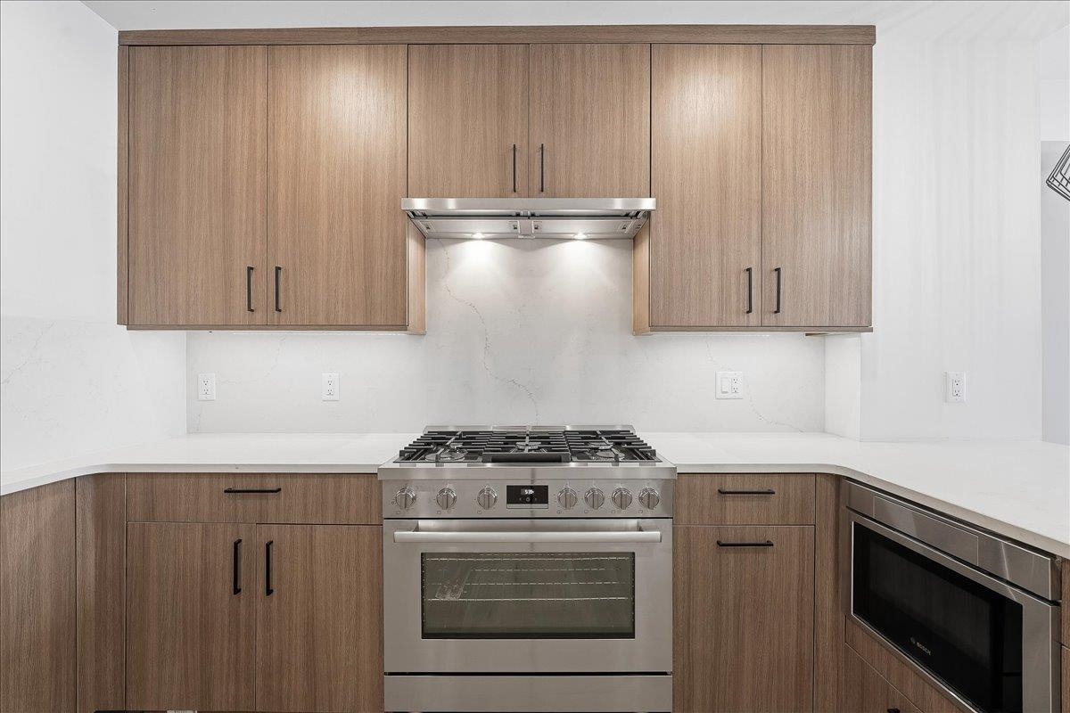 921 MADISON ST Unit: 605