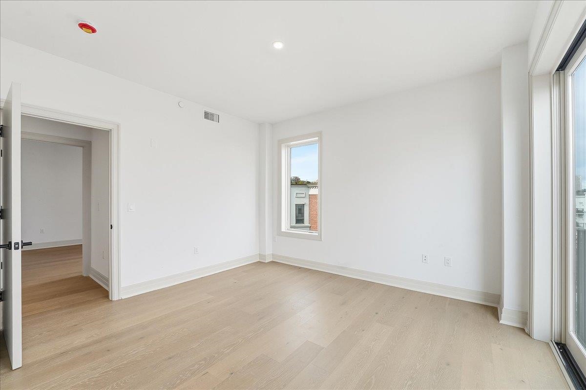 921 MADISON ST Unit: 605