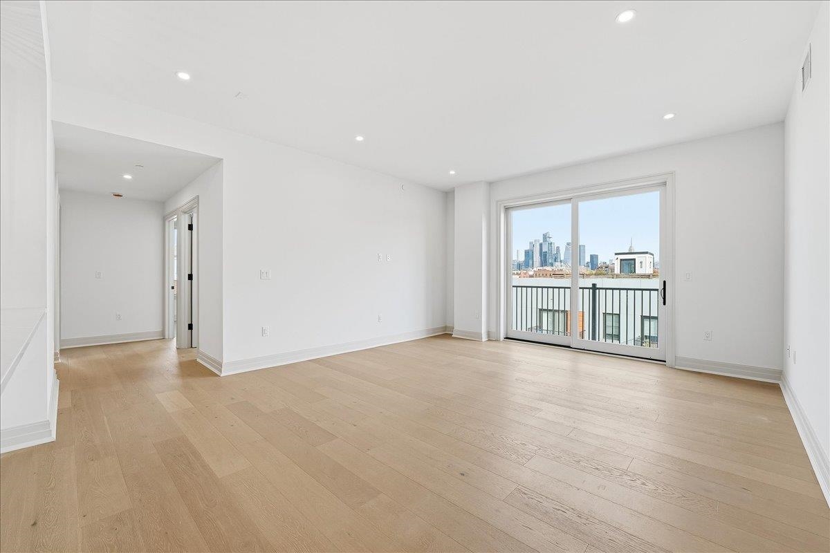 921 MADISON ST Unit: 605