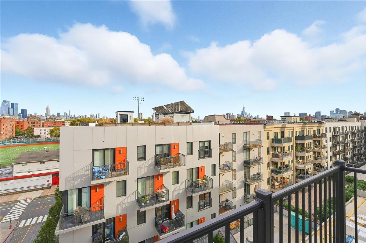 921 MADISON ST Unit: 605