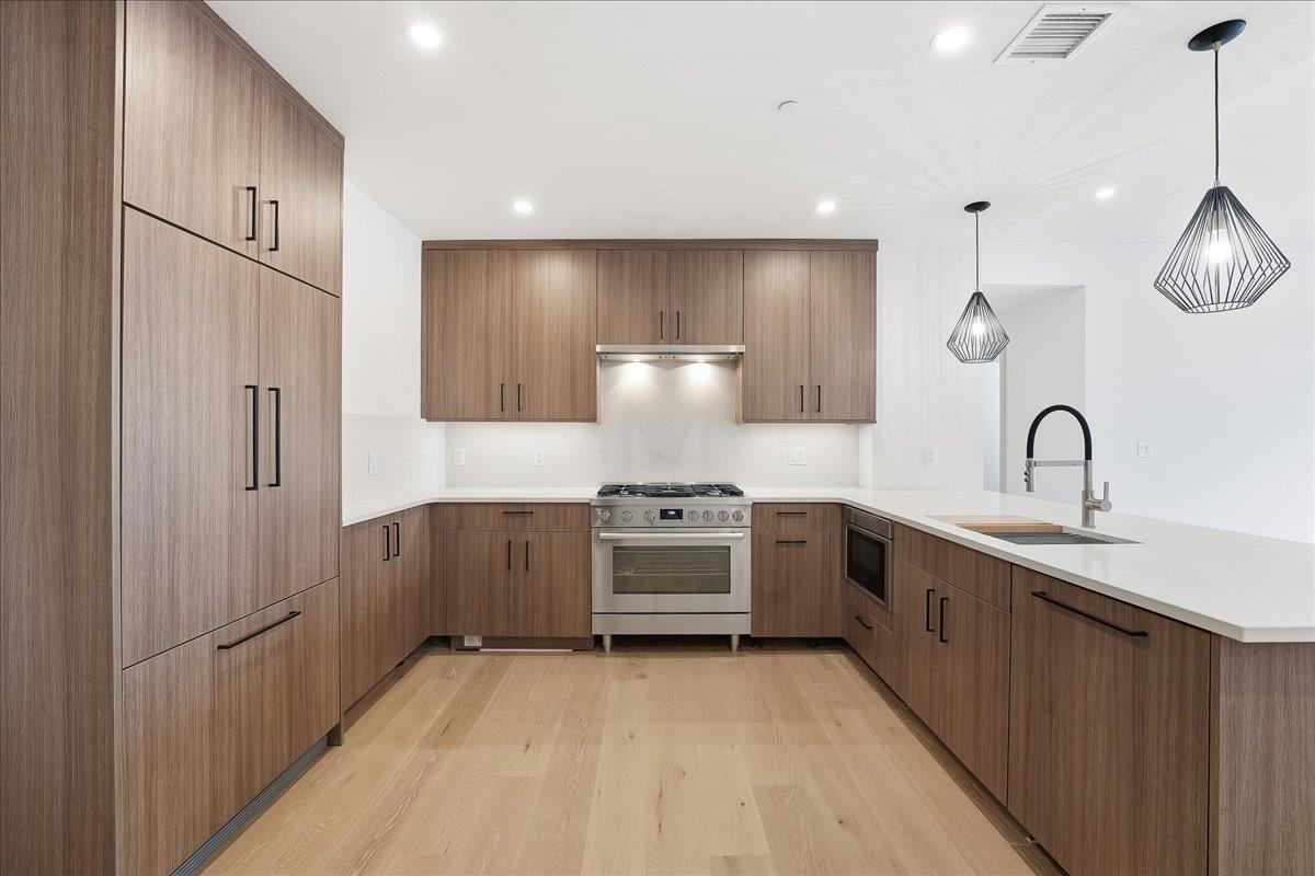 921 MADISON ST Unit: 605