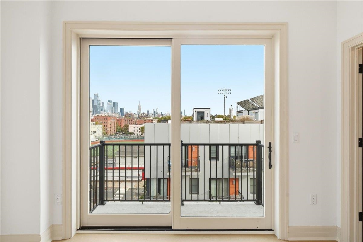 921 MADISON ST Unit: 605