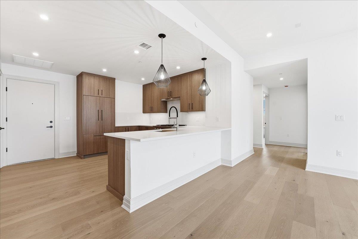 921 MADISON ST Unit: 605