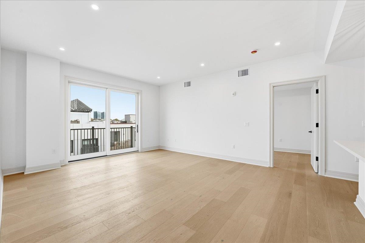 921 MADISON ST Unit: 605