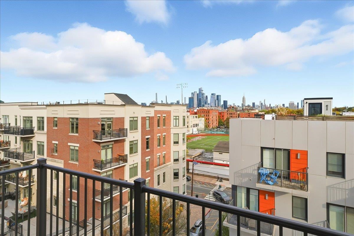 921 MADISON ST Unit: 605