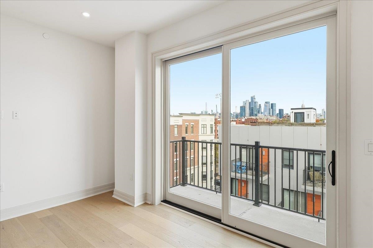 921 MADISON ST Unit: 605